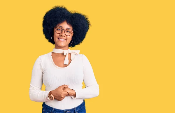 Νεαρή Αφροαμερικανή Που Φοράει Καθημερινά Ρούχα Και Γυαλιά Χέρια Ενωμένα — Φωτογραφία Αρχείου