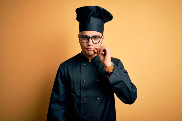 Joven Chef Brasileño Con Uniforme Cocina Sombrero Sobre Boca Los —  Fotos de Stock