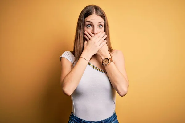 Joven Hermosa Pelirroja Vistiendo Camiseta Casual Sobre Fondo Amarillo Aislado —  Fotos de Stock