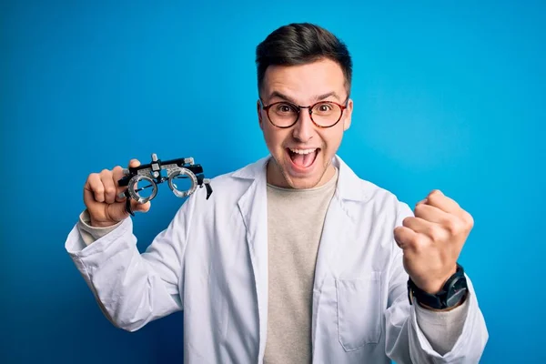 Jovem Homem Óptico Profissional Bonito Segurando Óculos Optométricos Sobre Fundo — Fotografia de Stock