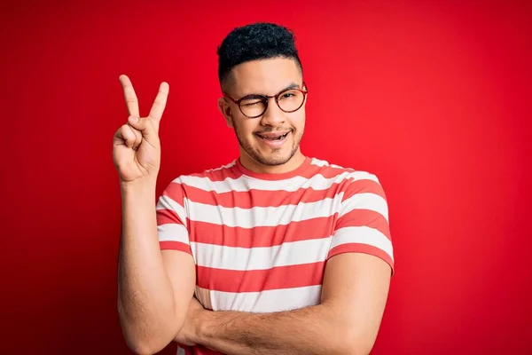 Homem Bonito Jovem Vestindo Shirt Listrada Casual Óculos Sobre Fundo — Fotografia de Stock