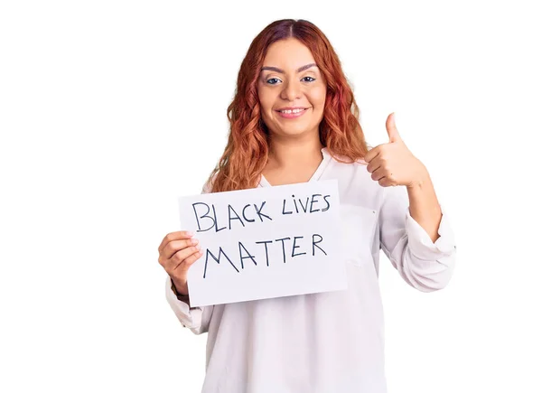 Mujer Latina Joven Sosteniendo Bandera Materia Vidas Negras Sonriendo Feliz — Foto de Stock