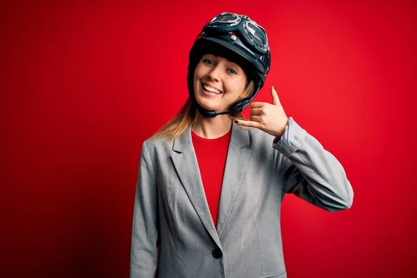 Jovem Mulher Motociclista Loira Bonita Usando Capacete Motocicleta Sobre Fundo — Fotografia de Stock