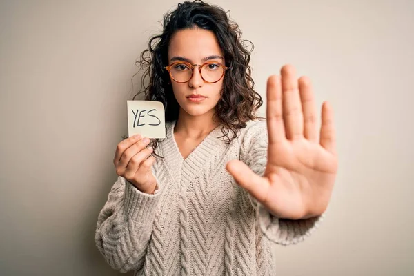 Joven Hermosa Mujer Con Pelo Rizado Sosteniendo Papel Recordatorio Con —  Fotos de Stock