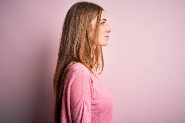 Jovem Mulher Ruiva Bonita Vestindo Camisola Casual Sobre Fundo Rosa — Fotografia de Stock