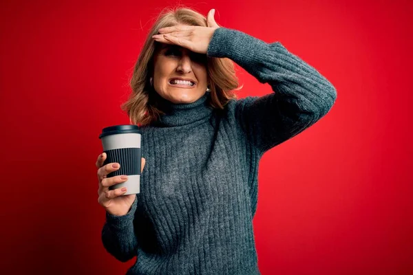 Mulher Loira Bonita Meia Idade Bebendo Tafetá Xícara Café Sobre — Fotografia de Stock