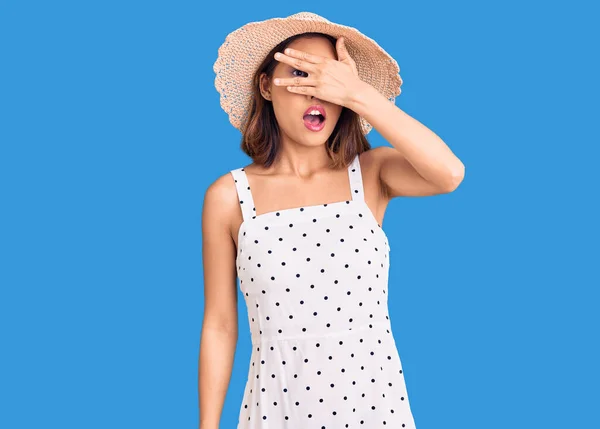 Joven Hermosa Chica China Con Sombrero Verano Asomándose Shock Cubriendo —  Fotos de Stock