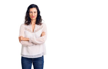 Gündelik kıyafetler giyen genç, İspanyol bir kadın şüpheci ve gergin, yüzünde çapraz kollu tasvip etmeyen bir ifade. negatif kişi. 