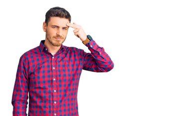 Alnındaki sivilceden mutsuz olan, siyah noktalı çirkin enfeksiyonlu ayı gömleği giyen yakışıklı bir genç. sivilce ve deri problemi 