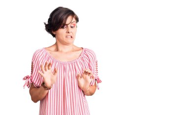 Kısa saçlı güzel bir kadın günlük giysiler giyiyordu. Yüzünde tiksinti ifadesi vardı. Tiksinti ifadesi vardı.. 