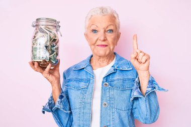 Mavi gözlü, gri saçlı, birikimleri olan, mutlu yüzüyle bir fikir ya da soruyla gülümseyen son sınıf güzeli bir kadın. 