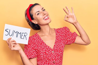 Genç, güzel bir kadın elinde yaz afişi mesajı tutuyor. Parmaklarıyla imza atıyor, gülümsüyor. Mükemmel bir sembol. 