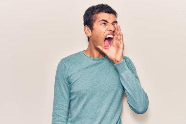 Genç Afrikalı Amerikalı sıradan kıyafetler giyip el ele tutuşarak bağırıyor ve çığlık atıyordu. iletişim konsepti. 