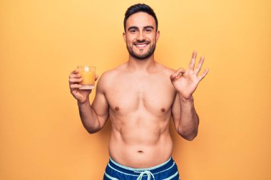 Mayo giyen genç yakışıklı adam ellerinin birarada dua ederek af diliyor kendinden emin bir şekilde gülümsüyor.. 