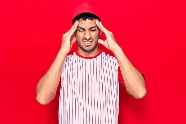 若いヒスパニック系の男の頭の上に手で野球の制服を着て 頭痛の種のため ストレス 片頭痛 — ストック写真