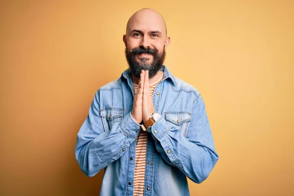 Beau Chauve Barbu Vêtu Une Veste Décontractée Denim Shirt Rayé — Photo