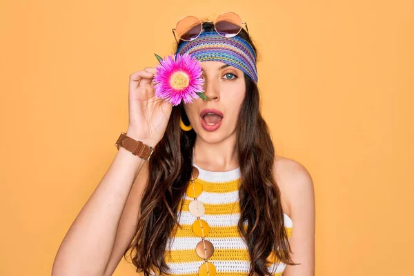 Joven Mujer Hippie Hermosa Con Ojos Azules Usando Gafas Sol —  Fotos de Stock