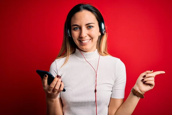 Νεαρή Όμορφη Μελαχρινή Γυναίκα Ακούγοντας Μουσική Χρησιμοποιώντας Smartphone Και Ακουστικά — Φωτογραφία Αρχείου
