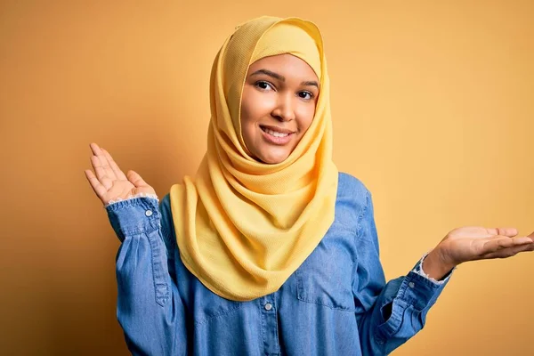 Joven Hermosa Mujer Con Pelo Rizado Usando Árabe Hijab Tradicional —  Fotos de Stock