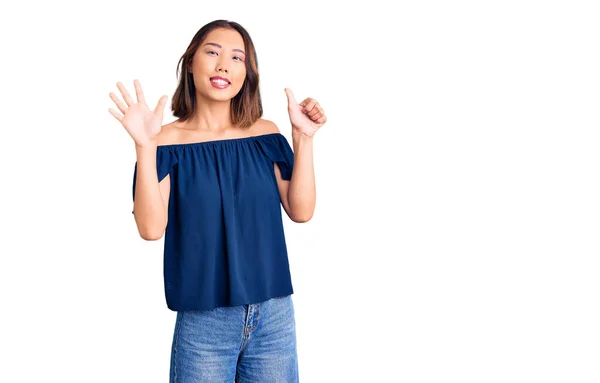 Menina Chinesa Bonita Nova Vestindo Roupas Casuais Mostrando Apontando Para — Fotografia de Stock