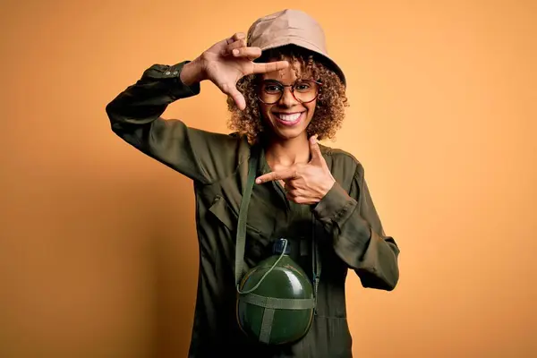 Joven Mujer Turista Afroamericana Vacaciones Con Sombrero Explorador Cantimplora Sonriente —  Fotos de Stock