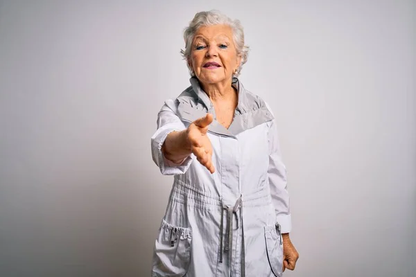 Starší Krásná Šedovlasá Žena Neformální Bundě Stojící Nad Bílým Pozadím — Stock fotografie