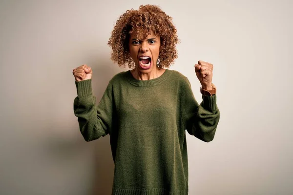 Mulher Americana Africana Bonita Com Cabelo Encaracolado Vestindo Camisola Casual — Fotografia de Stock