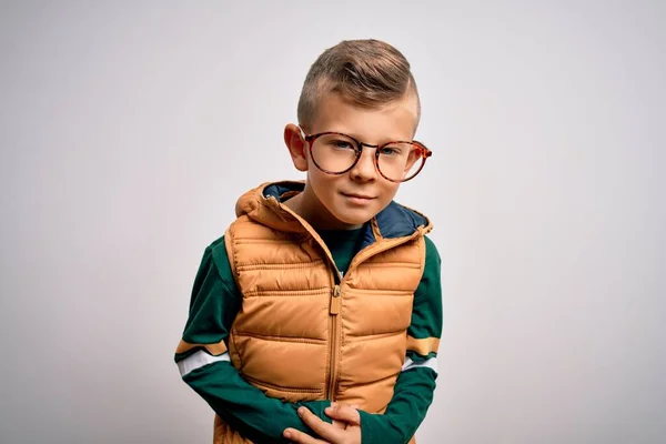 Pequeño Niño Caucásico Con Ojos Azules Usando Abrigo Invierno Gafas — Foto de Stock