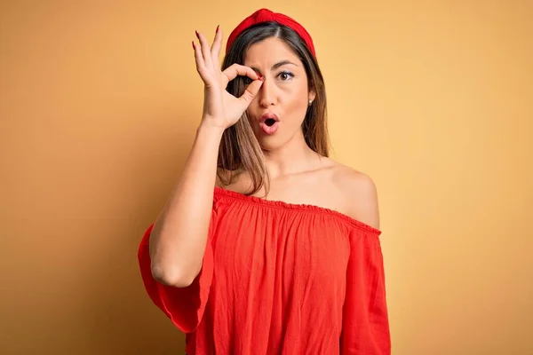 Jovem Bela Mulher Colorido Verão Estilo Sobre Amarelo Isolado Fundo — Fotografia de Stock