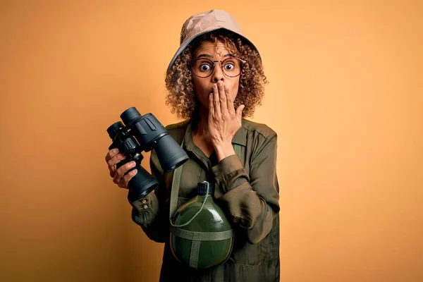 Donna Turista Afroamericana Con Cappello Esploratore Borraccia Acqua Che Tiene — Foto Stock