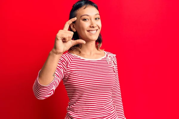 Молода Жінка Повсякденному Одязі Посміхається Впевнено Жестикулює Рукою Роблячи Знак — стокове фото