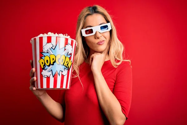 Giovane Bella Donna Bionda Guardare Film Utilizzando Occhiali Mangiare Popcorn — Foto Stock