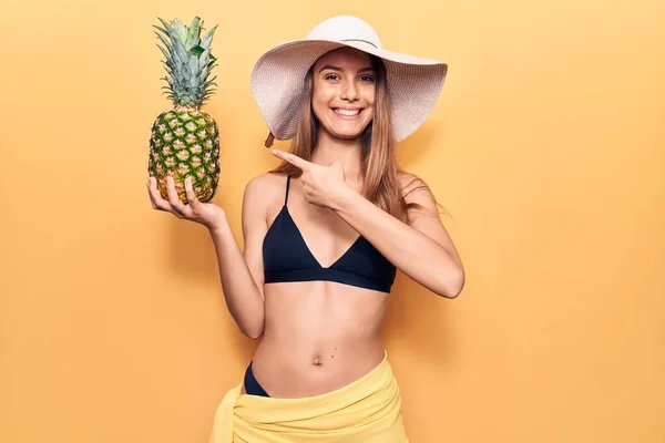 Ung Vacker Flicka Klädd Bikini Och Hatt Håller Ananas Leende — Stockfoto