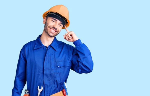 Giovane Uomo Ispanico Indossa Uniforme Operaia Sorridente Punta Alla Testa — Foto Stock