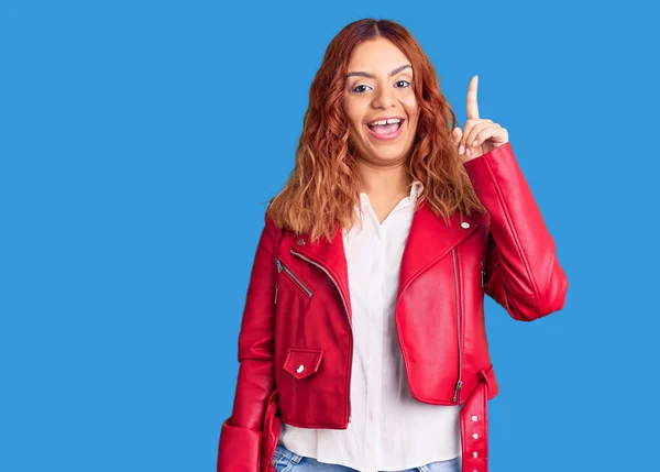 Junge Frau Roter Lederjacke Mit Erhobenem Zeigefinger Und Erfolgreicher Idee — Stockfoto