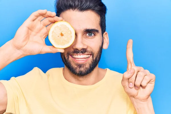 Homem Bonito Jovem Com Barba Segurando Fatia Limão Sobre Olho — Fotografia de Stock