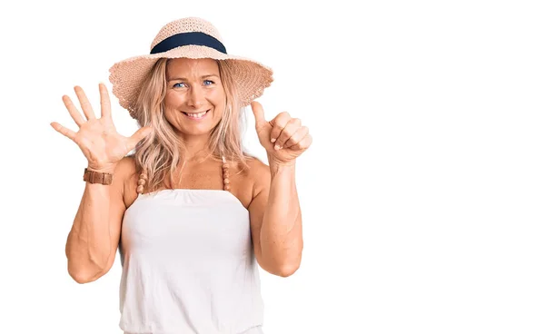 Middle Age Fit Blonde Woman Wearing Summer Hat Showing Pointing — Stock Photo, Image