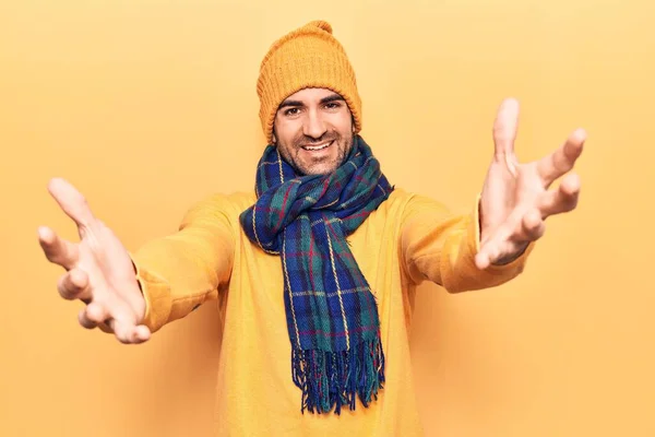 Ein Junger Gutaussehender Mann Mit Glatze Der Winterkleidung Die Kamera — Stockfoto