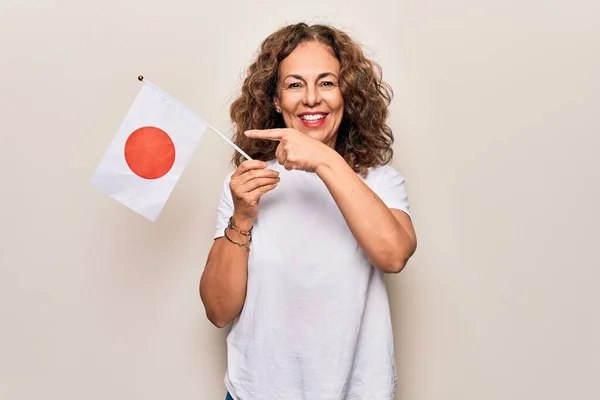 Mittelalter Schöne Touristin Mit Japanischer Flagge Über Isoliertem Weißem Hintergrund — Stockfoto