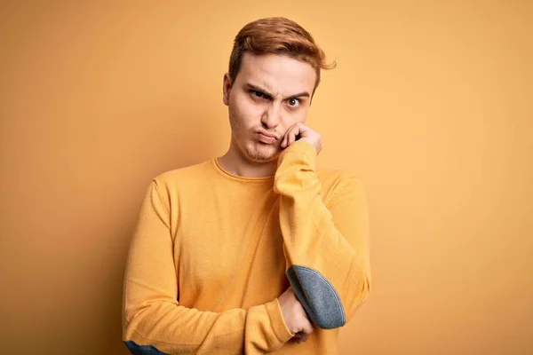 Joven Hombre Pelirrojo Guapo Usando Suéter Casual Sobre Fondo Amarillo — Foto de Stock