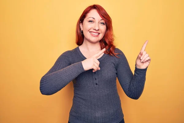 Jovem Mulher Ruiva Bonita Vestindo Camisola Casual Sobre Fundo Amarelo — Fotografia de Stock