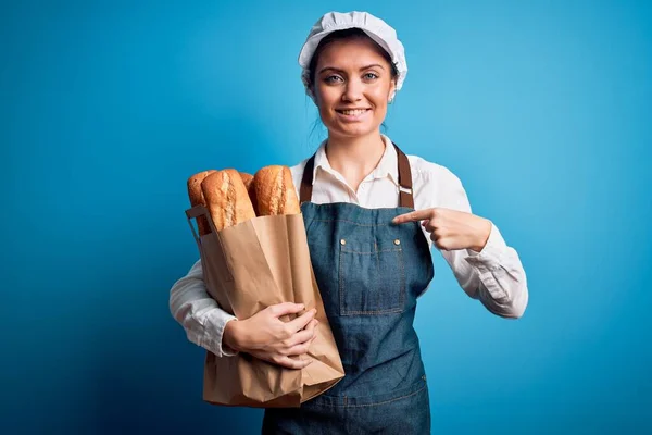 Genç Güzel Fırıncı Kadın Mavi Gözlü Elinde Ekmek Torbası Kendini — Stok fotoğraf