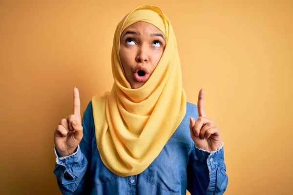 Ung Vacker Kvinna Med Lockigt Hår Bär Arabiska Traditionella Hijab — Stockfoto