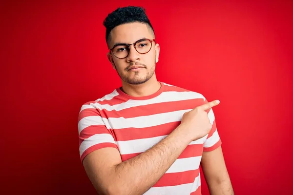 Jovem Homem Bonito Vestindo Casual Listrado Shirt Óculos Sobre Isolado — Fotografia de Stock