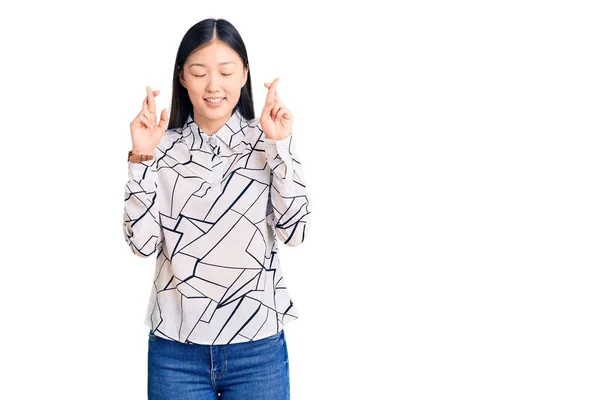 Junge Schöne Chinesin Lässigem Hemd Mit Erhobenem Zeigefinger Lächelnd Mit — Stockfoto
