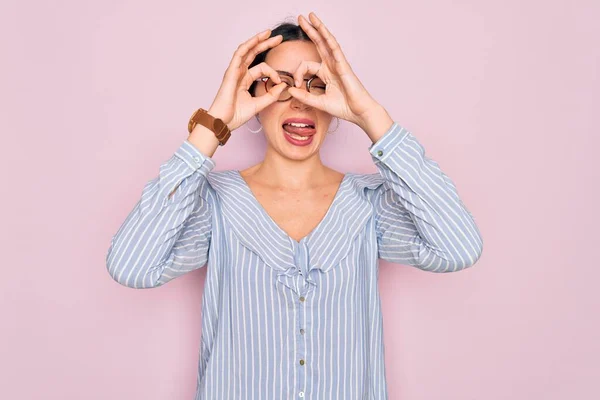 Junge Schöne Frau Mit Lässig Gestreiftem Hemd Und Brille Vor — Stockfoto