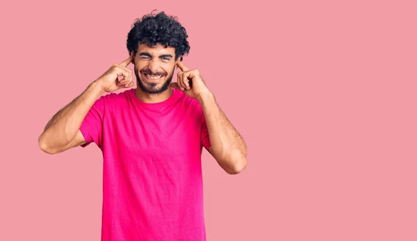 Knappe Jongeman Met Krullend Haar Beer Met Casual Roze Tshirt — Stockfoto