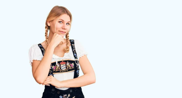 Oktoberfest Elbisesi Giymiş Genç Sarışın Bir Kadın Kameraya Kendinden Emin — Stok fotoğraf
