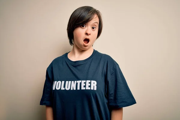 Jovem Para Baixo Síndrome Voluntária Mulher Vestindo Assistência Social Caridade — Fotografia de Stock