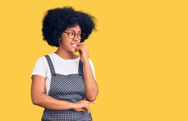 Jovem Afro Americana Vestindo Roupas Casuais Que Parecem Estressadas Nervosas — Fotografia de Stock